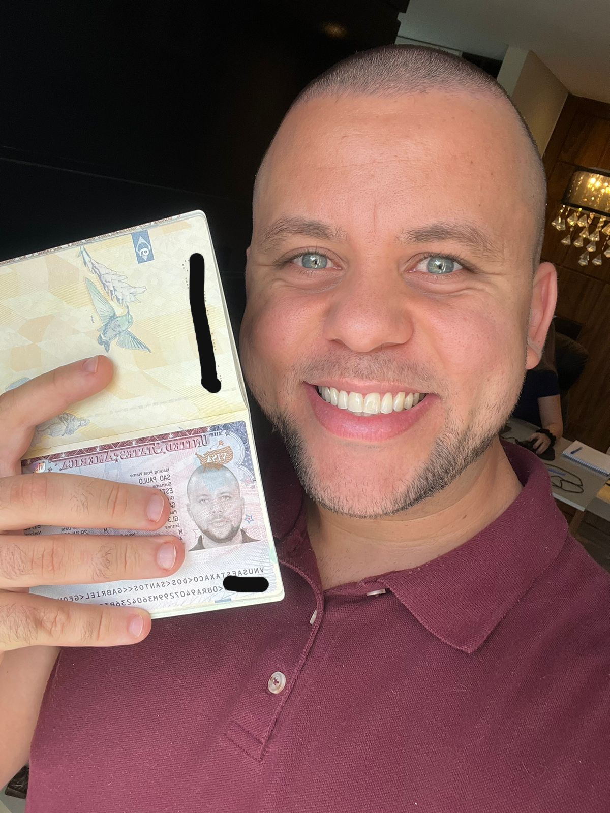 Cliente sorrindo segurando passaporte com visto americano